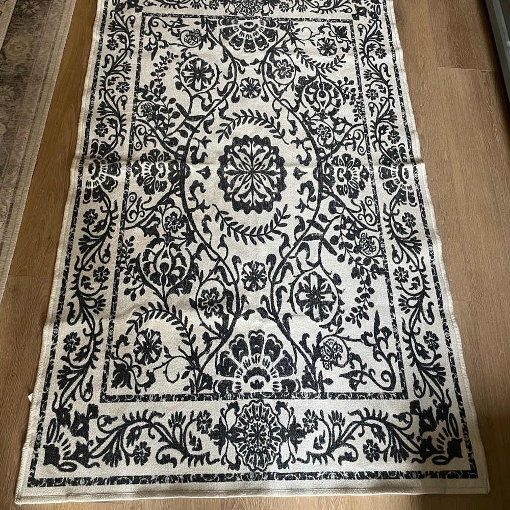 3x5 Ruggable rug - Picture 3 of 3